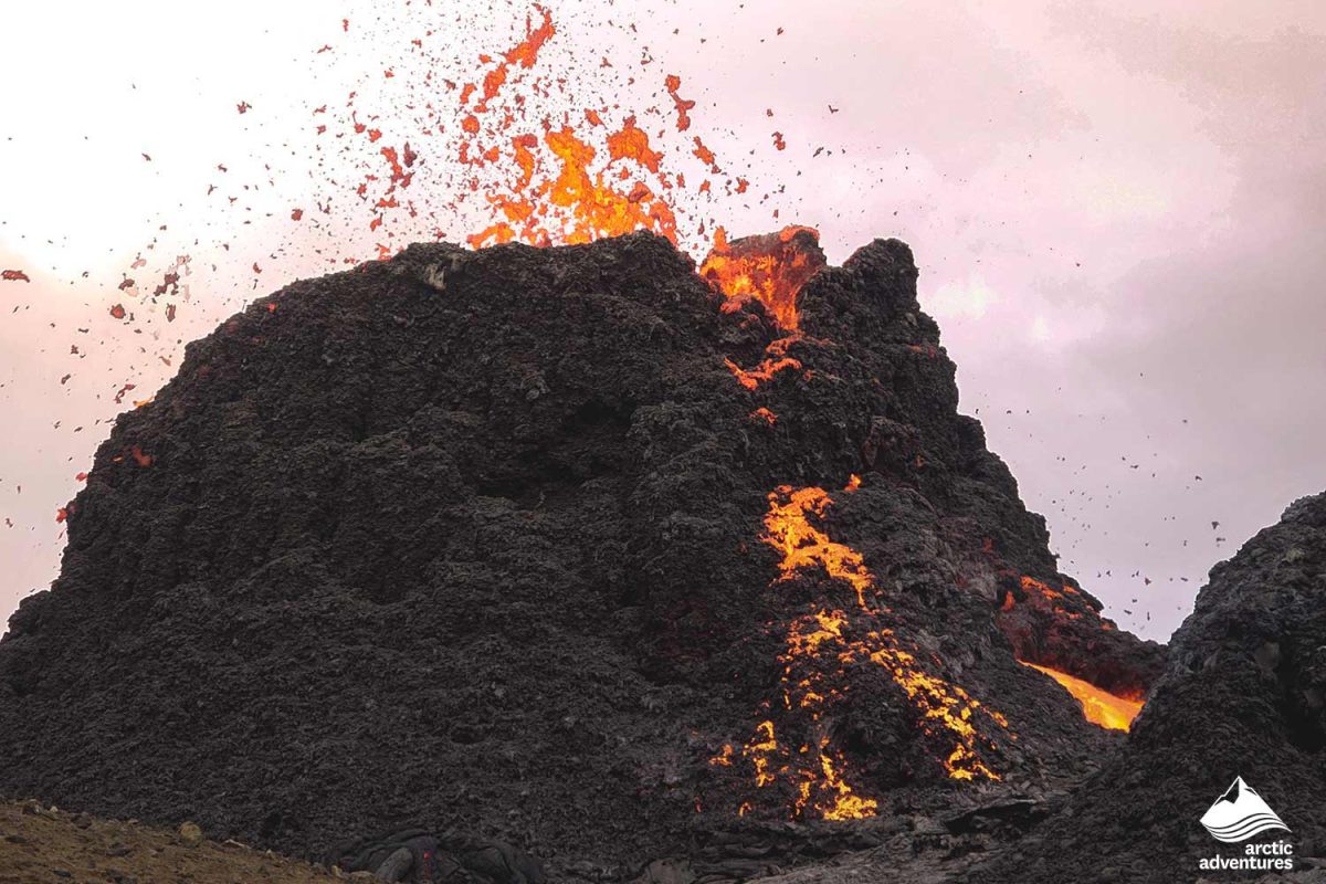 近距离观看火山喷发